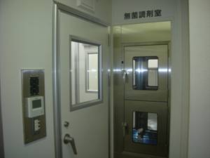 前橋市薬剤師会会営薬局の無菌調剤室入口