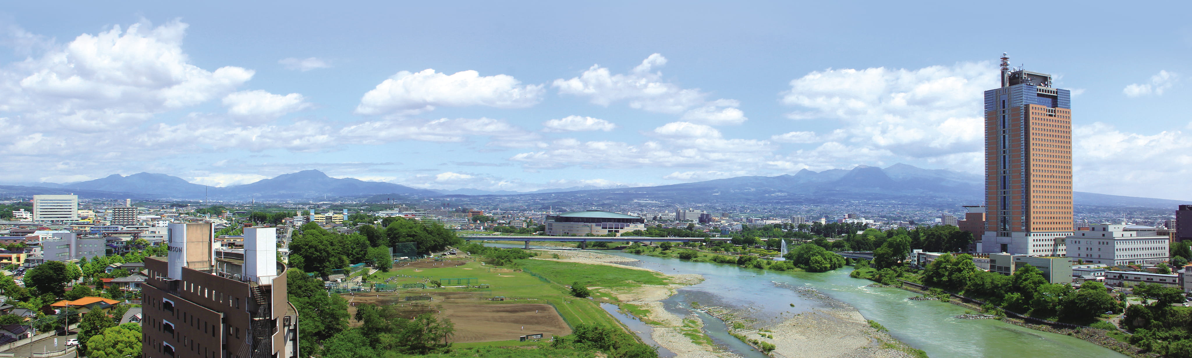 前橋市街と利根川の風景