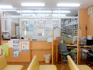 会営薬局の受付カウンター